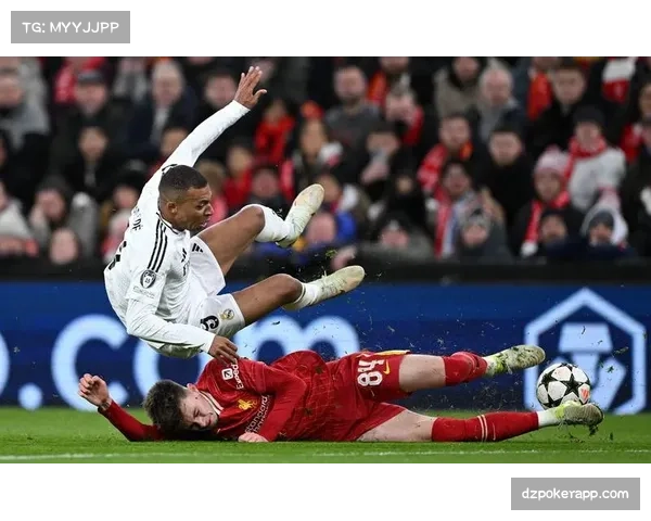 阿诺德伤愈复出右路传中 但姆巴佩错失空门机会令人遗憾 阿诺德伤愈复出右路传中 但姆巴佩错失空门机会令人遗憾